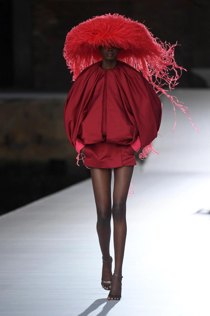Девушка в красном: Тина Кунаки в мини-платье и шляпе из перьев Valentino
