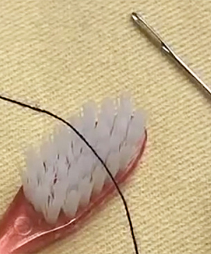 Как вдеть нитку в иголку с помощью зубной щетки