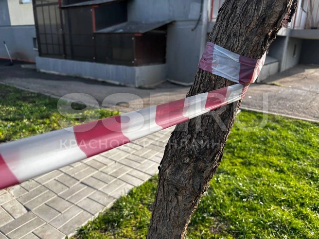 Территорию одного из поврежденных домов оцепили | Источник: Алина Лустина / 93.RU
