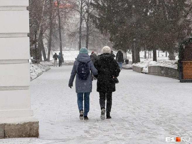 Екатеринбуржцам придется еще потерпеть весенний снег | Источник: Анастасия Баранова / E1.RU