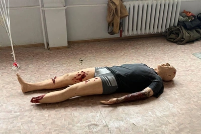 В Екатеринбурге детям показали манекен с тяжелыми ранениями