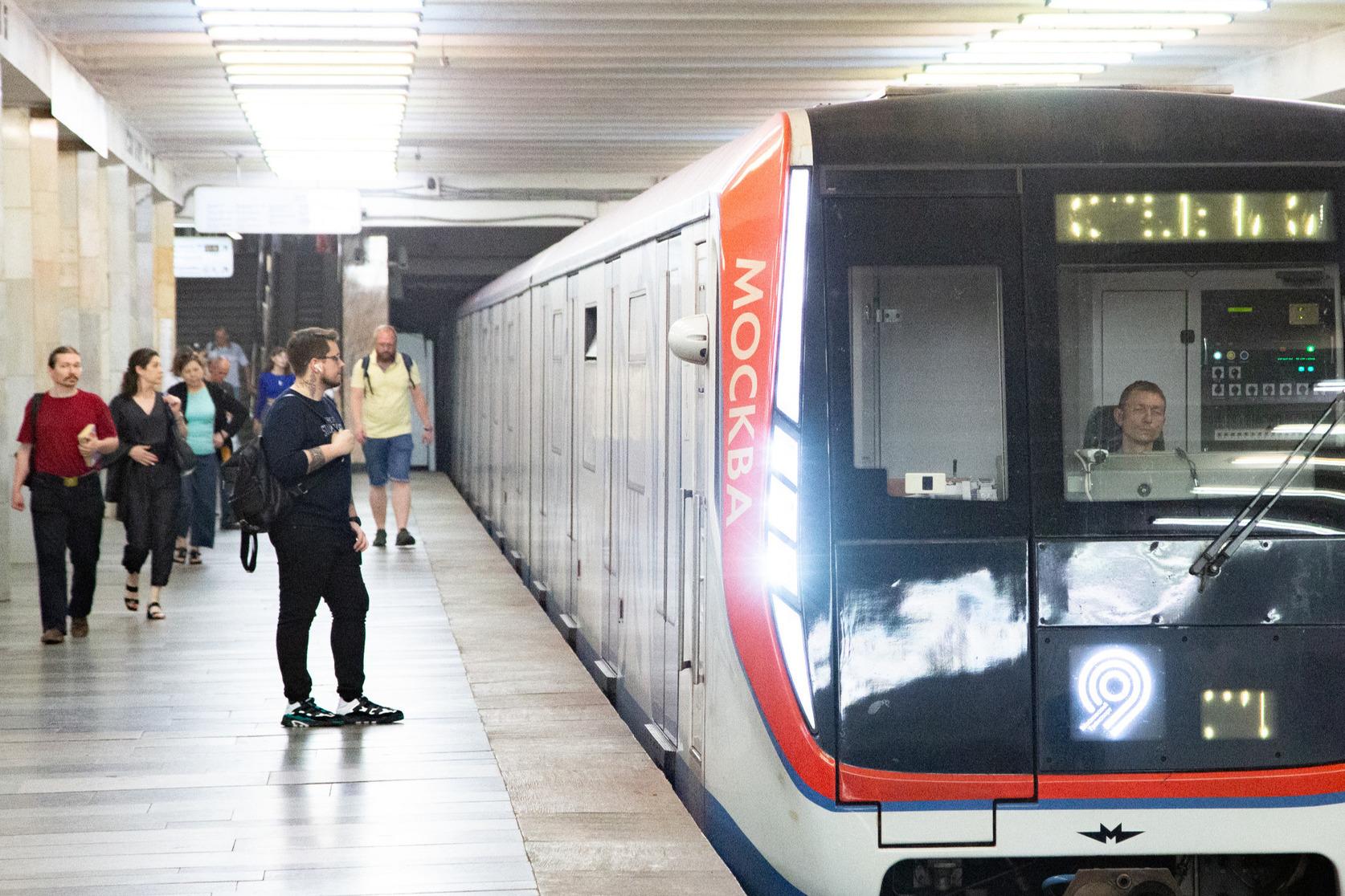 На одной из самых загруженных веток московского метро произошел сбой: видео