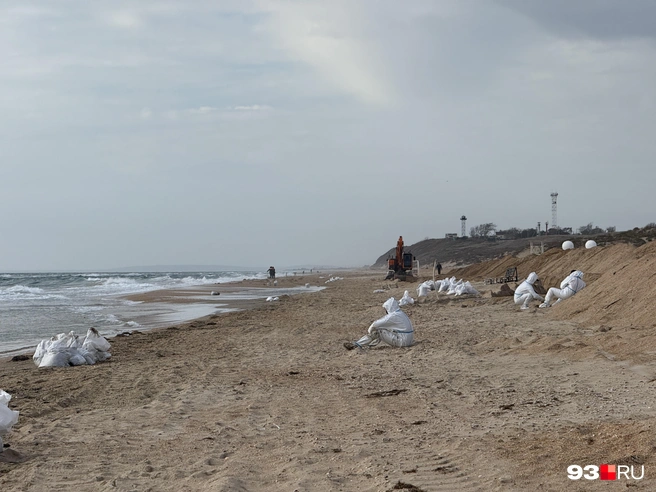 Основную часть мазута убрали еще утром | Источник: Валерия Дульская / 93.RU