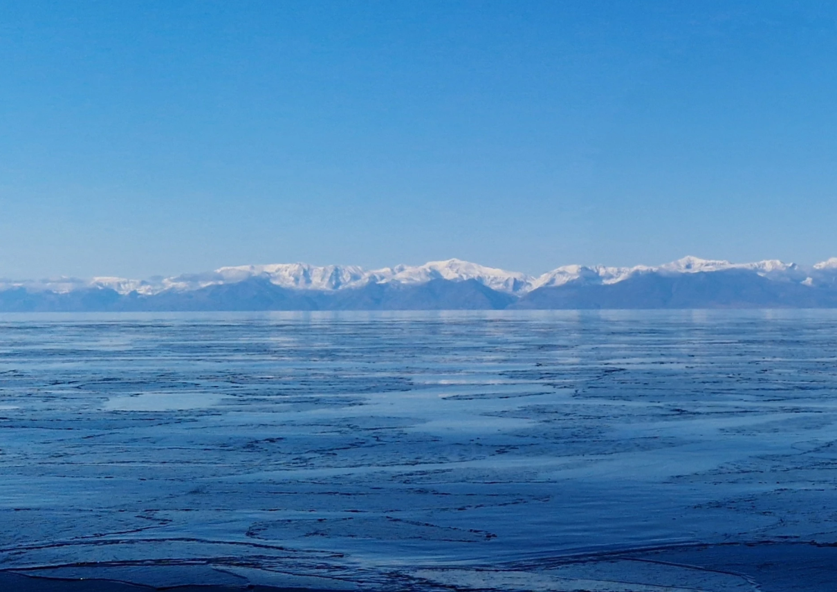 Кристально чистая вода. На Байкале появился первый лёд