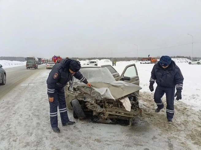 Автомобиль с существенными повреждениями передней части | Источник: Госавтоинспекция Свердловской области