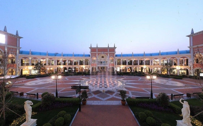 Florentia Village, огромный аутлет с уцененными брендами | Источник: tripadvisor.ru