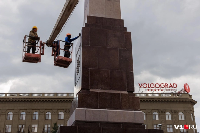 Памятник аккуратно моют. Вручную. | Источник: Алексей Волхонский / V1.RU