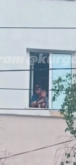 В Кургане маленький ребенок чуть не выпал из окна. Видео | Источник: ЧП Курган / T.me