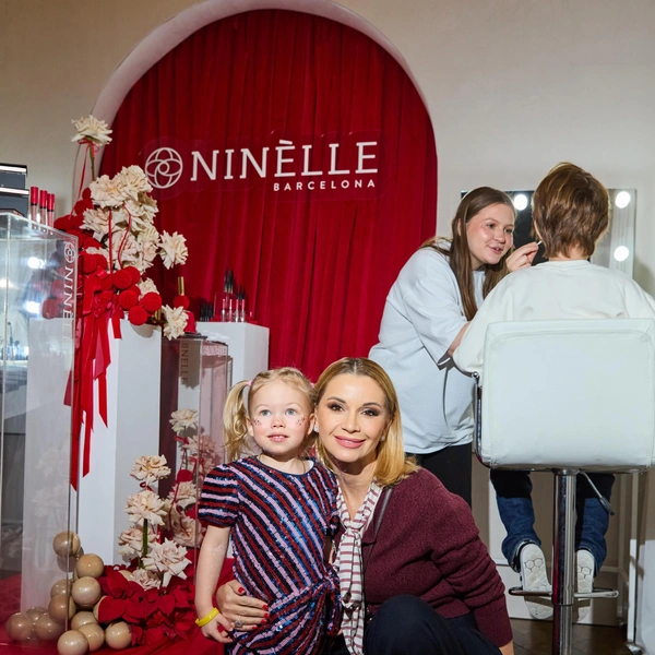 Ольга Орлова с дочкой | Источник: Глеб Кордовский