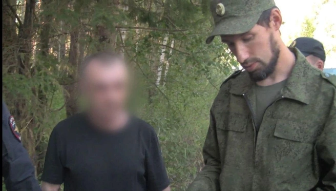 Серийный убийца в ходе следственного эксперимента давал показания на месте совершения преступления | Источник: пресс-служба СУ СК России по Удмуртской Республике