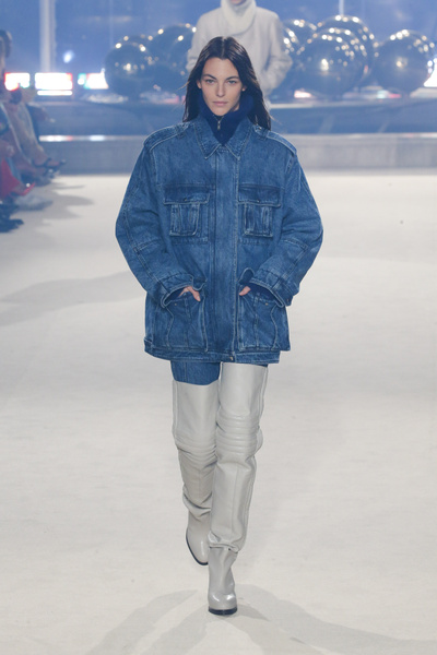 Самая модная верхняя одежда весны 2022 — джинсовая куртка как на показе Isabel Marant