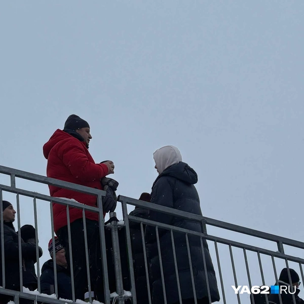 Болельщики пытались согреться горячим чаем | Источник: Виктория Улитова / YA62.RU