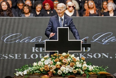 Байден вызвал опасения за здоровье, неразборчиво выступив на похоронах