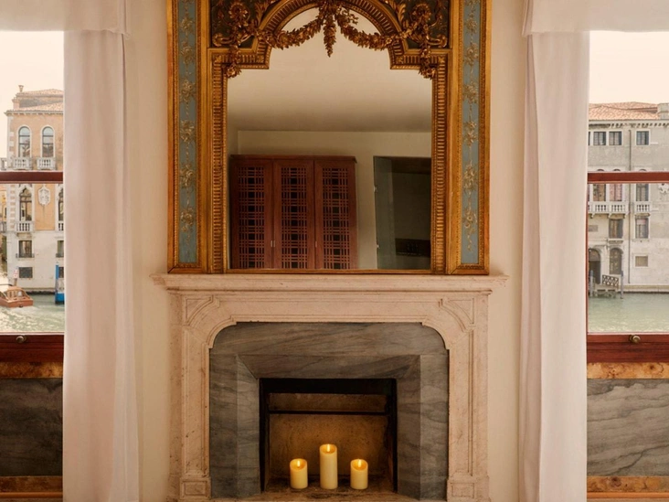 Камин в номере Grand Canal Suite