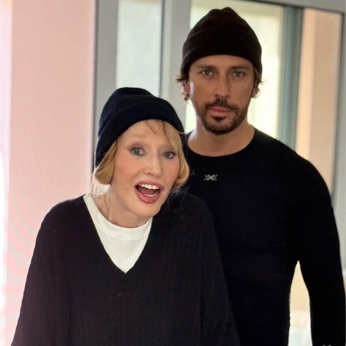 Галкин* приобнимает Орбакайте, рядом Никита, Лиза и Гарри: вся семья Пугачевой собралась на Кипре в день ее рождения