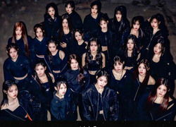 K-pop группа tripleS, состоящая из 24 девушек, выпустила первый альбом в полном составе