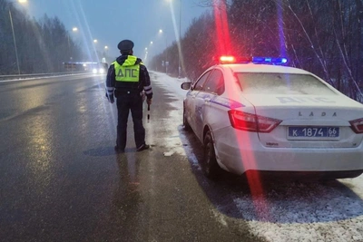 Гололед на свердловских трассах: водителям советуют не ездить далеко