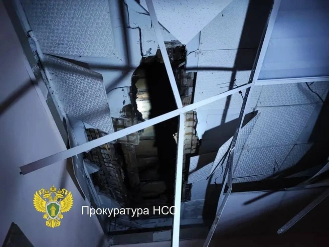 В 16:30 обрушился подвесной потолок в раздевалке. | Источник: прокуратура Новосибирской области