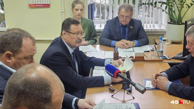 Врио директора регионального департамента АПК Андрей Лушников говорит о проблемах, с которыми столкнулись аграрии | Источник: Дарья Никитченко / 45.RU