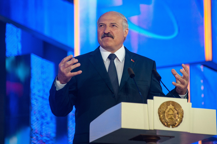 Кашляя и смахивая пот, президент Лукашенко пообещал стране «не держаться синими пальцами за свое кресло»