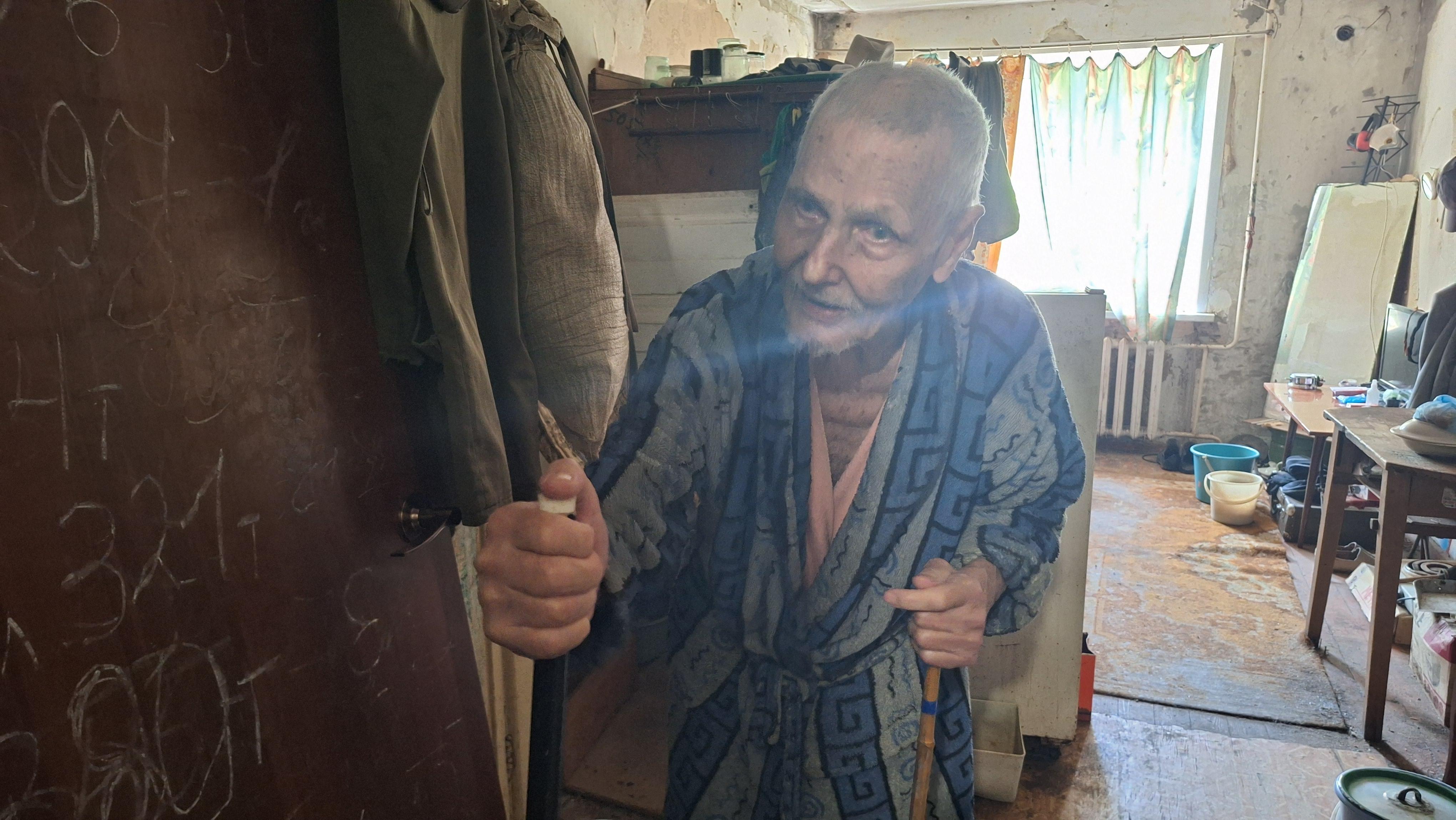 «Это моя последняя комната. 98 лет, куда дергаться?» Ветеран ВОВ живет в общежитии без горячей воды в жутких условиях