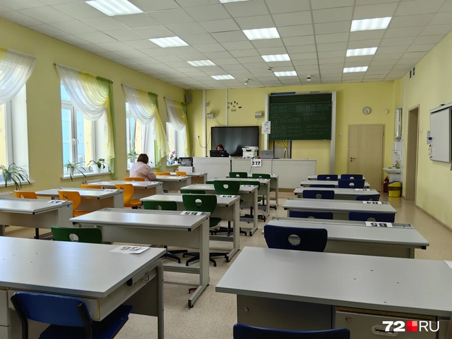 Перед началом ЕГЭ проверили даже парты (чтобы никто не оставил там подсказки) | Источник: Юлия Мальцева / 72.RU