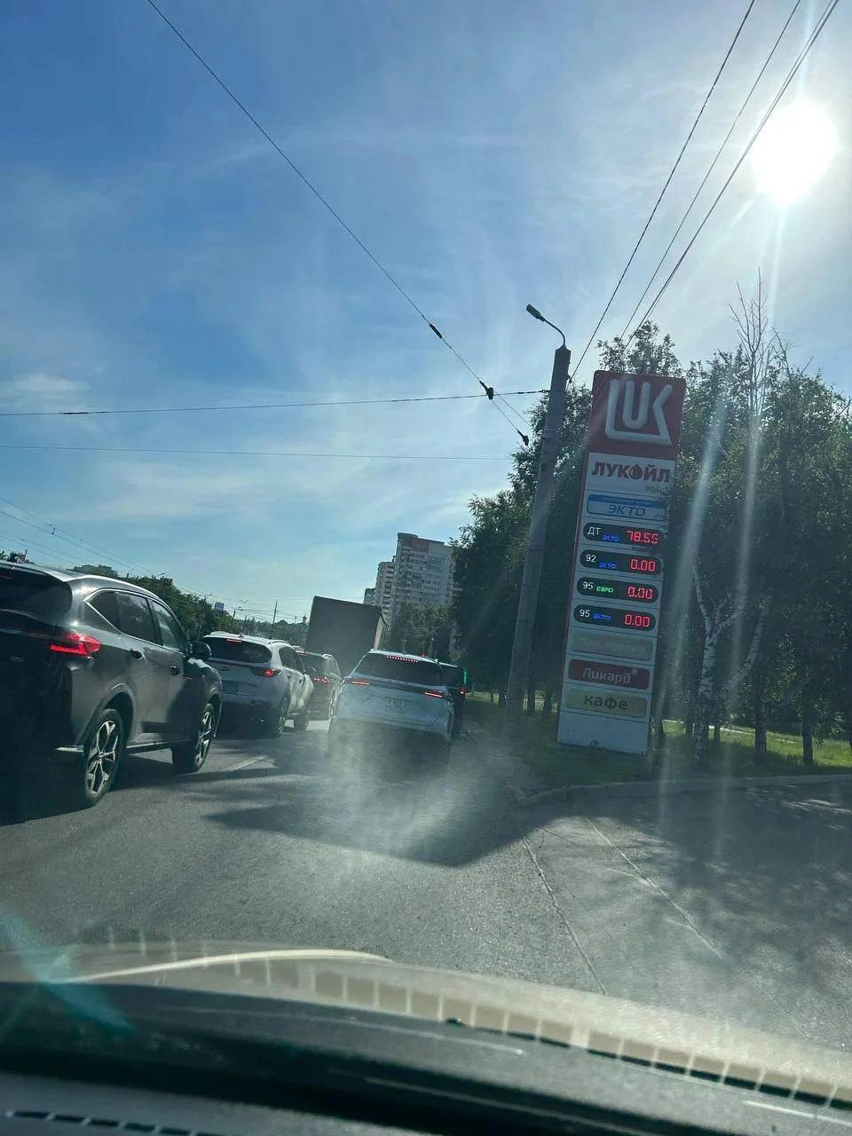 Через два часа читатели прислали снимок с той же АЗС, которая прекратила продажу бензина (стела «обнулилась») | Источник: читатель 74.RU
