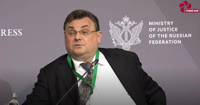 В рамках разговора о Первой русской революции Константин Чуйченко анонсировал тему дискуссии на ПМЮФ-2027&nbsp;— события 1917 года. | Источник: скриншот трансляции/legalforum.info