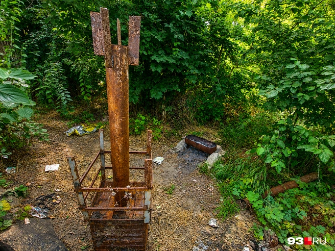 За забором&nbsp;— заброшенная мангальная зона | Источник: Екатерина Железнова / 93.RU