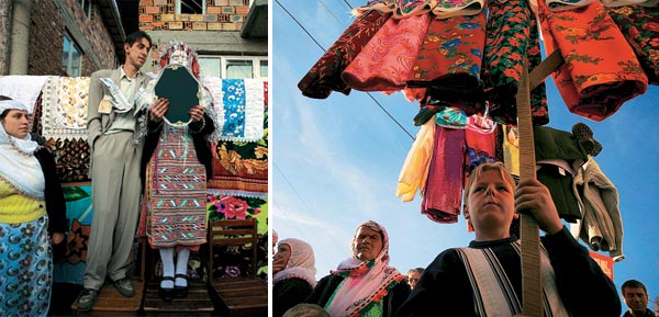 1. Фатме Киосева и Ахмед Ахмедов, стоя на стульях, заключают никях — мусульманский акт бракосочетания;2. Подростку из Рибново доверено следовать в дом празднования с новыми одеждами — частью приданого невесты | Источник: FOCUS PICTURES