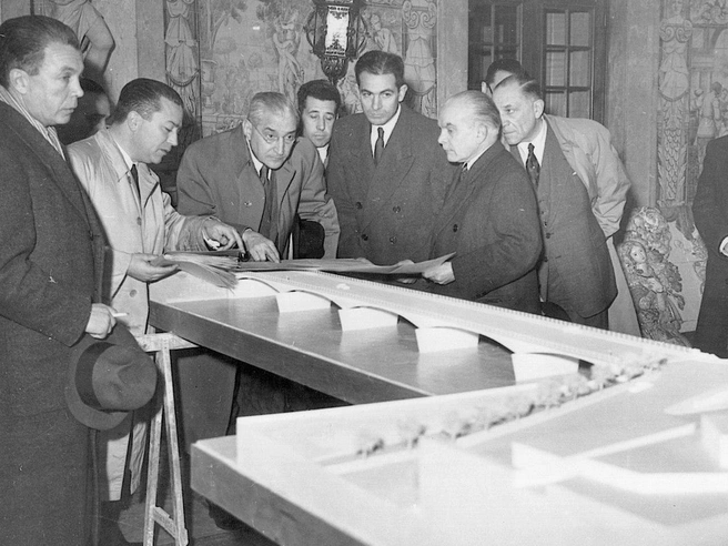 Салазар осматривает макет моста в Коимбре | Источник: Tiagosilveriomarques, Public domain, через Викисклад