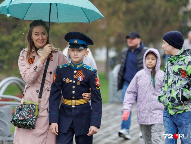 Синоптики обещают дождь и ночью, и днем 9 Мая | Источник: Ирина Шарова / 72.RU