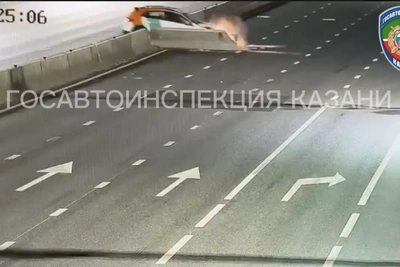 Каршеринг протаранил блоки у метро в Казани