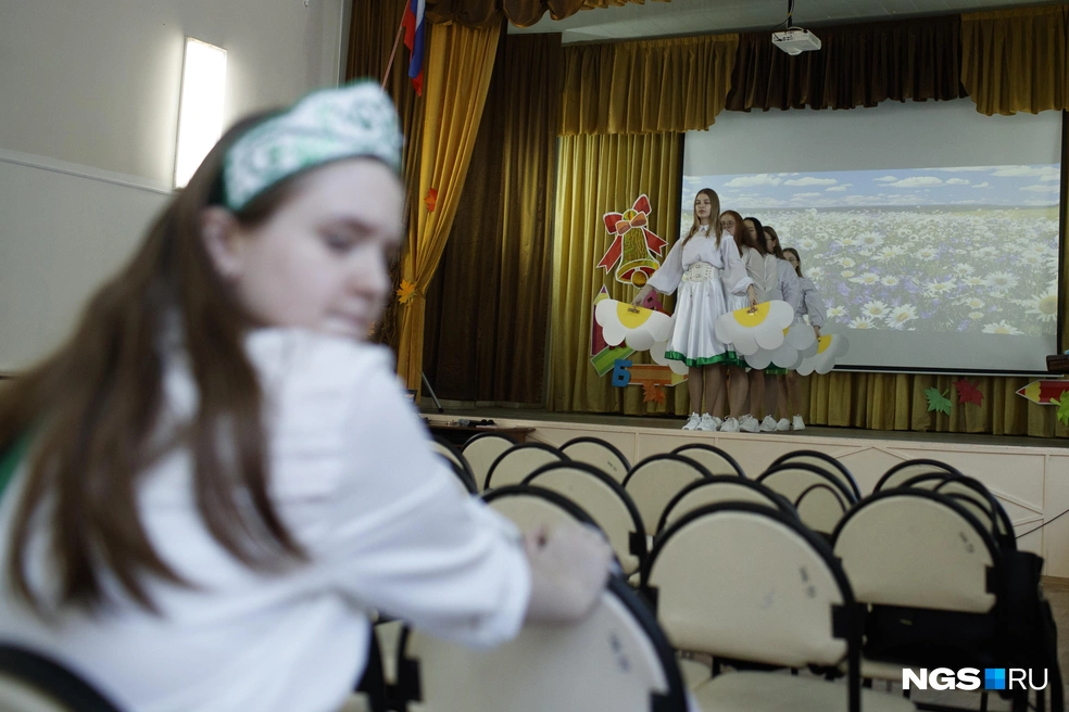 Девушки исполнили танец под песню «Ромашки» | Источник: Андрей Бортко / NGS.RU