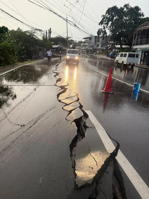 Асфальт стал расходиться  | Источник: Фобос. Катаклизмы и катастрофы природы / Telegram 