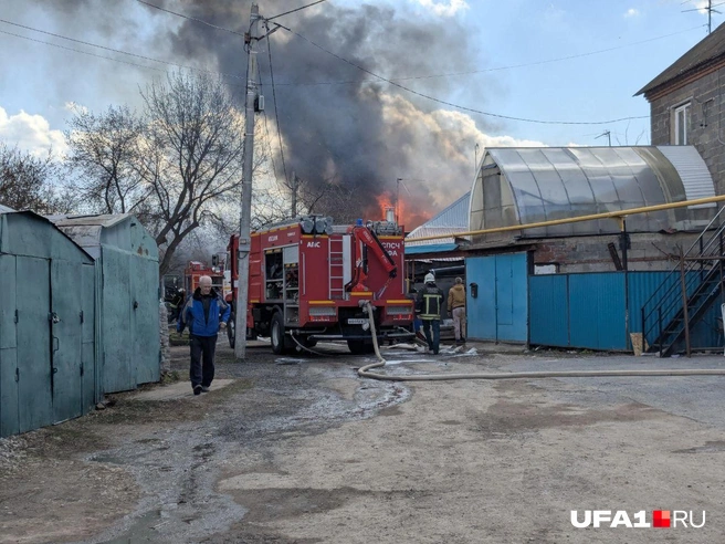 Огонь вспыхнул в деревянном доме | Источник: Булат Салихов / UFA1.RU