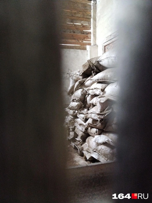 Мешки с ядовитыми пестицидами до сих пор лежат на складе | Источник: Ксения Чернова / Telegram