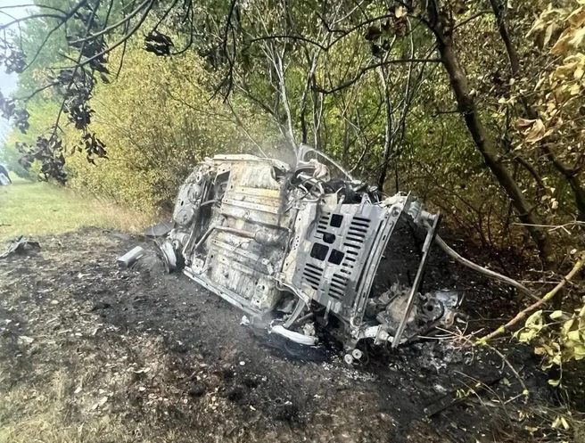 После столкновения один из автомобилей выбросило в кювет, где он загорелся | Источник: ГУ МВД России по Воронежской области / max.ru/mvd36