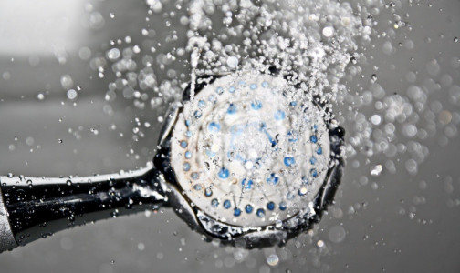 Врачи запрещают принимать горячий душ: это опасно для здоровья