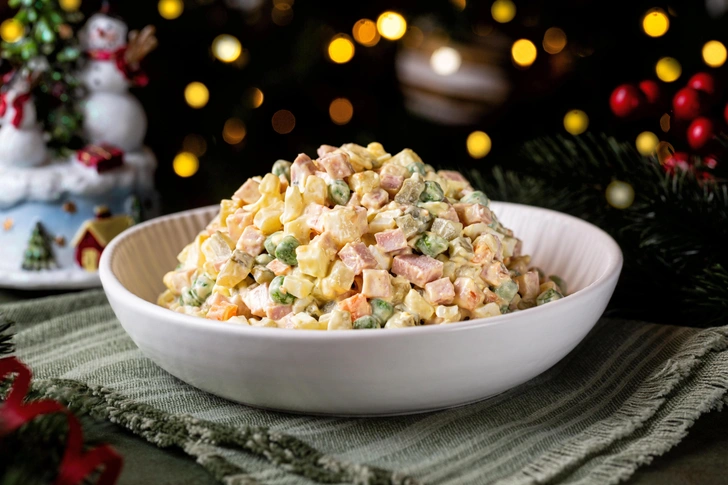 Как готовил свой знаменитый салат повар Люсьен Оливье? | Источник: OlgaBombologna/Shutterstock/Fotodom.ru