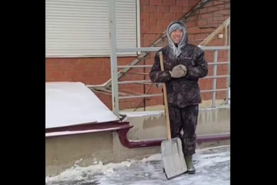 Иркутяне отблагодарили дворника подарком за чистый двор