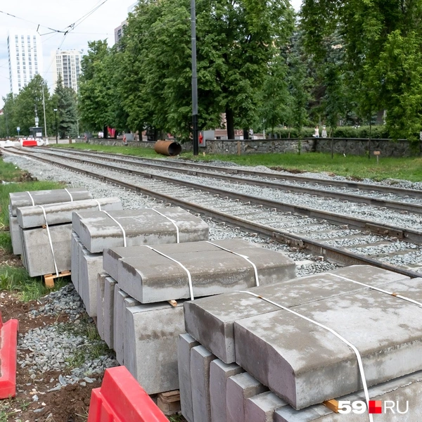 Вдоль путей устанавливают новый бордюрный камень | Источник: Василина Любимова / 59.RU