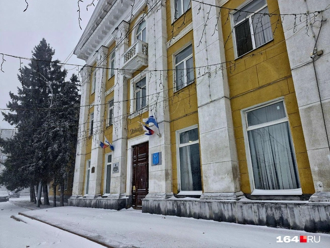 Из-за бурана у районной адмиистрации не было ни души | Источник: Виктория Федорова / 164.RU