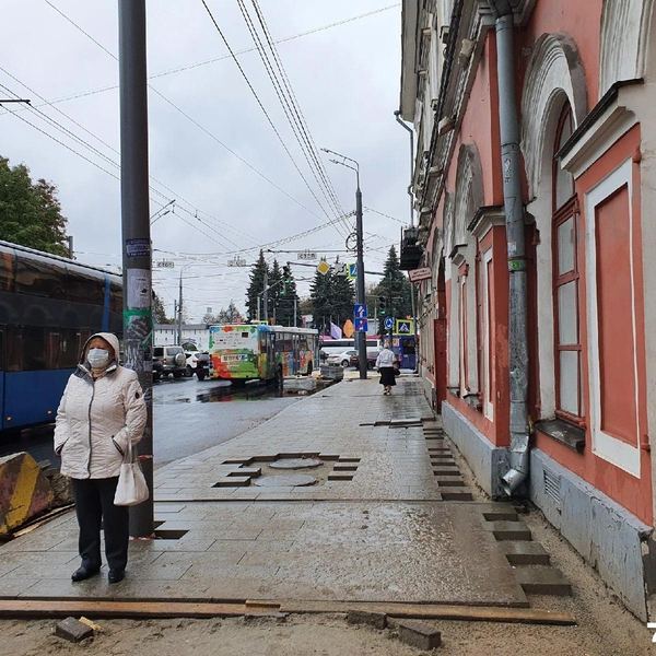 Благоустройство улицы затянулось, и людям приходилось пробираться через стройматериалы | Источник: Александра Мамонтова / 76.RU