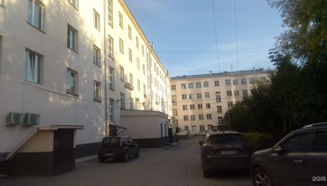 Двор в доме на Трудовой, 7 не такой большой, и отдельной парковки тут нет | Источник: Froster1213 / 2ГИС