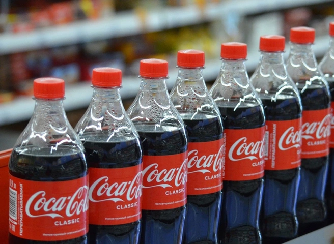 Coca-Cola осталась лидером по продажам в магазинах несмотря на уход из России | ya62.ru
