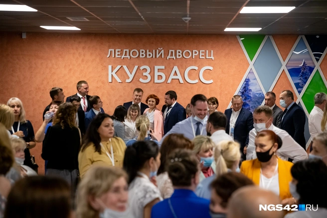 На входе в ледовый дворец несколько раз проверяли температуру, обрабатывали руки антисептиком и напоминали про масочный режим. Однако внутри спорткомплекса было душно и не все продолжали соблюдать масочный режим | Источник: Максим Серков / NGS42.RU