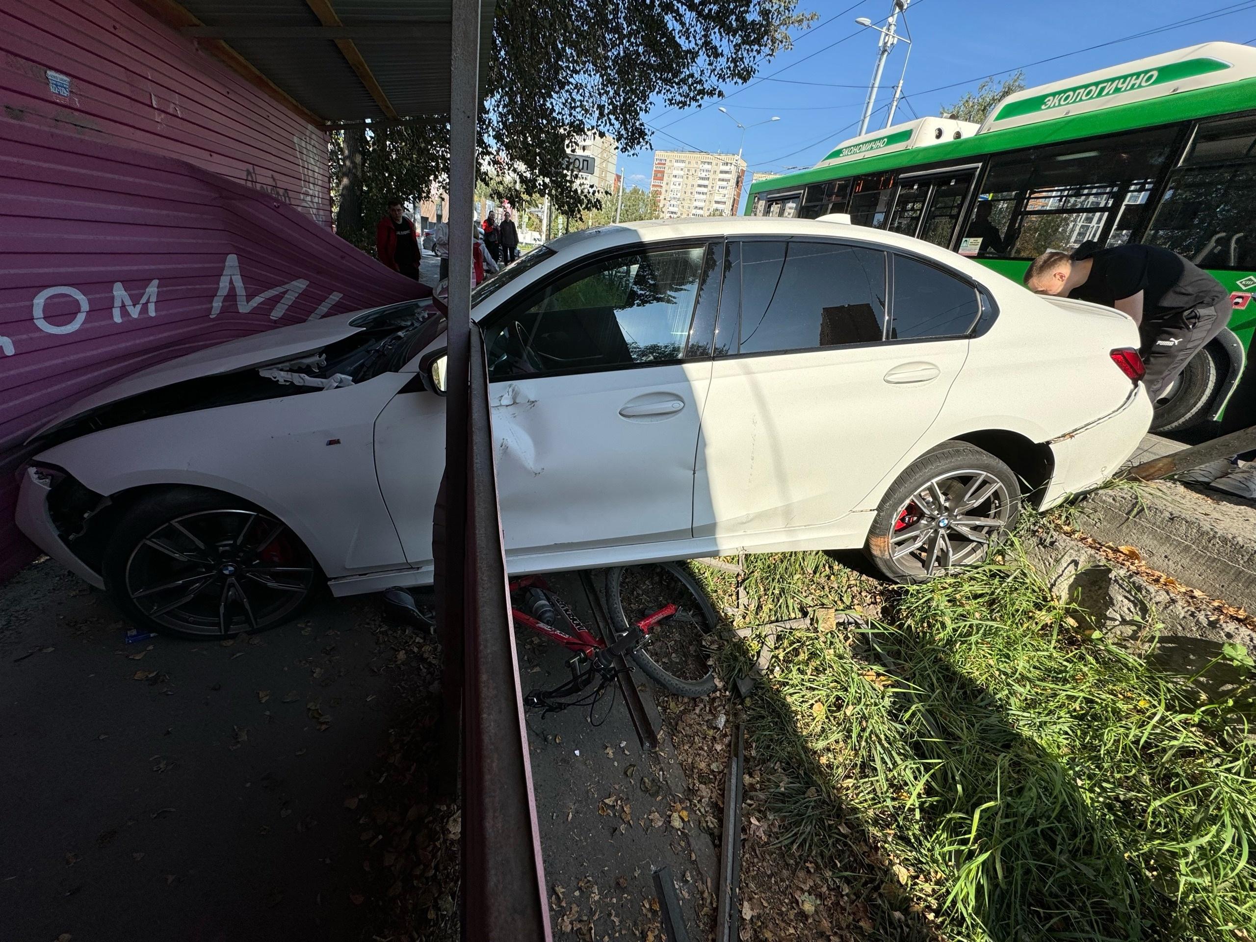 В Екатеринбурге водитель BMW показал девушке как умеет дрифтить: врезался в забор и сбил велосипедиста