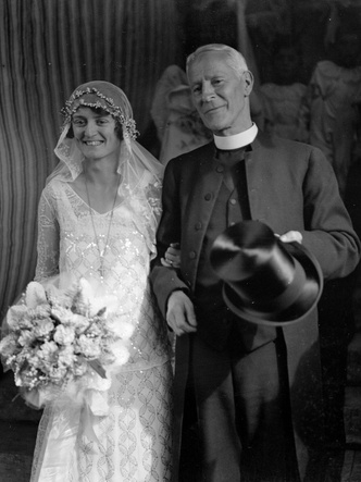 Как изменился наряд невесты за 100 лет — от дерзких мини до нелепых «тортов»