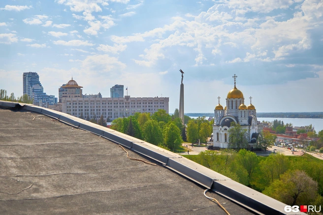 По краям нет никаких ограждений. Впрочем, детей сюда и не пускают, а я достаточно сообразителен, чтобы не рисковать жизнью. | Источник: Роман Данилкин / 63.RU